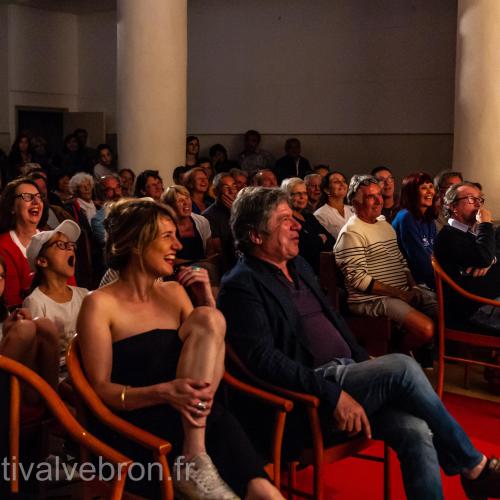 Mélody Banquet, Lionnel Astier et le public du festival dans le temple