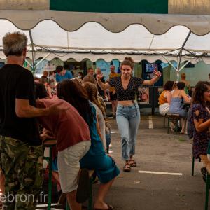 Mara Taquin sous les Barnum