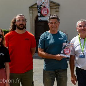 Représentants de l'association TAKH et Alain Argilier, Maire
